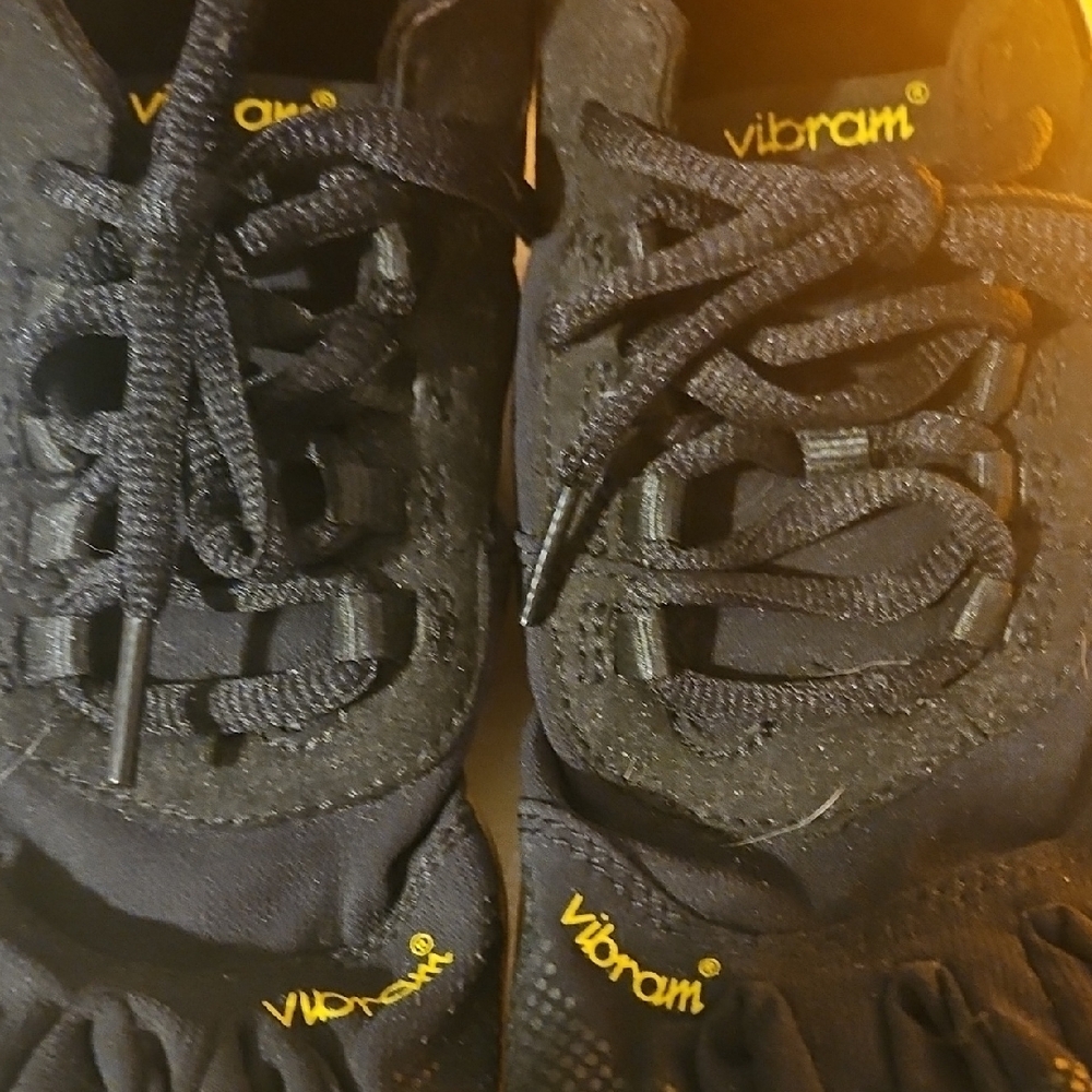Vibram Black with Gold Toe FiveFingers - Picture 5 of 6